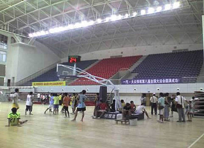 江阴室内篮球馆体育看台螺栓球网架